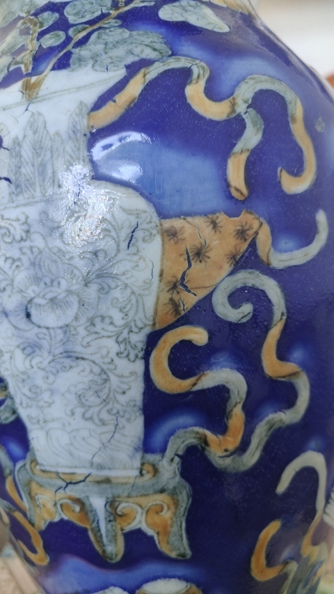 古玩陶瓷藍地博古紋撇口瓶真品鑒賞圖