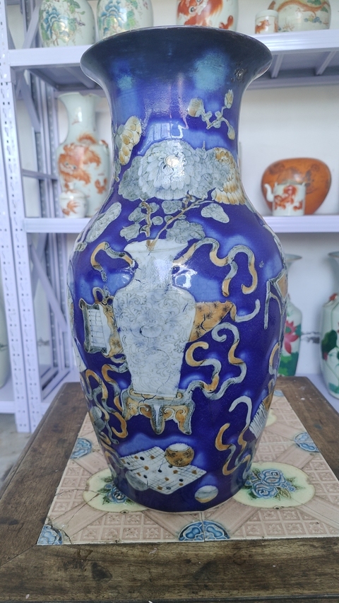 古玩陶瓷藍地博古紋撇口瓶真品鑒賞圖