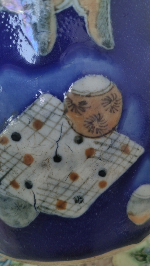 古玩陶瓷藍地博古紋撇口瓶真品鑒賞圖