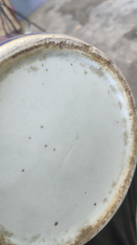 古玩陶瓷藍地博古紋撇口瓶真品鑒賞圖