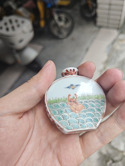 古玩陶瓷鯉魚跳龍門粉彩鼻煙壺真品鑒賞圖