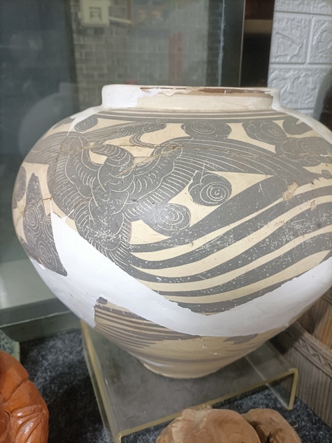 古玩陶瓷元代磁州窯白地黑花鳳紋大罐真品鑒賞圖