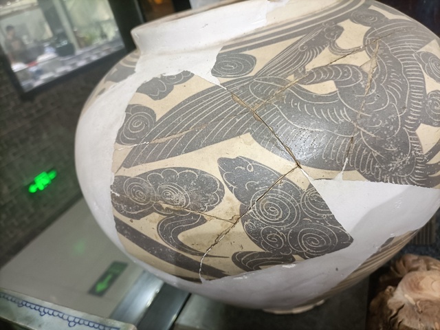 古玩陶瓷元代磁州窯白地黑花鳳紋大罐真品鑒賞圖