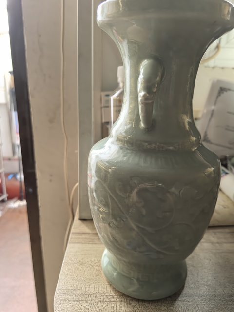 古玩陶瓷豆青釉刻花螭龍耳盤口瓶真品鑒賞圖