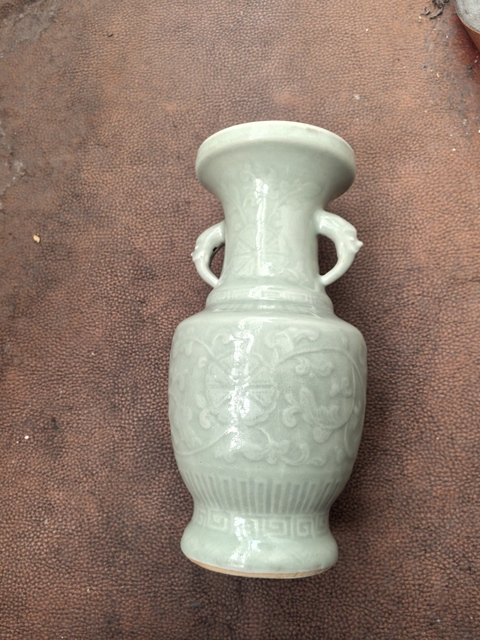 古玩陶瓷豆青釉刻花螭龍耳盤口瓶真品鑒賞圖