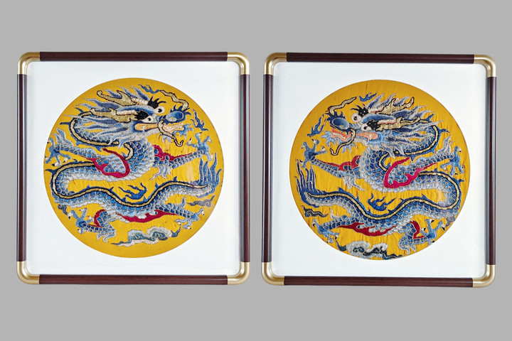 古玩雜項清末民初·黃地三藍(lán)盤金繡龍紋掛屏一對真品鑒賞圖