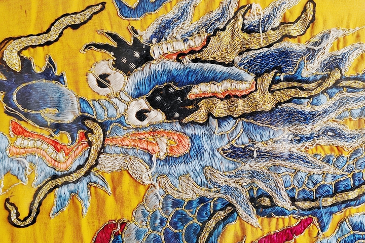 古玩雜項清末民初·黃地三藍(lán)盤金繡龍紋掛屏一對真品鑒賞圖