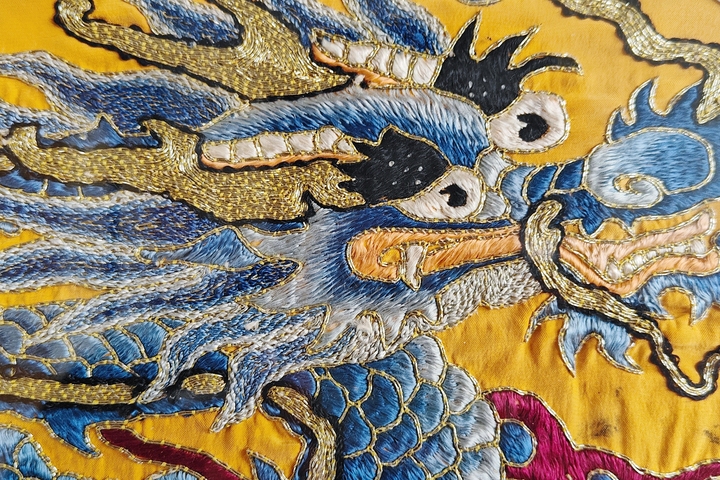 古玩雜項清末民初·黃地三藍(lán)盤金繡龍紋掛屏一對真品鑒賞圖