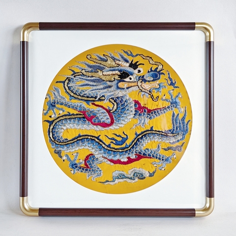 古玩雜項清末民初·黃地三藍(lán)盤金繡龍紋掛屏一對真品鑒賞圖