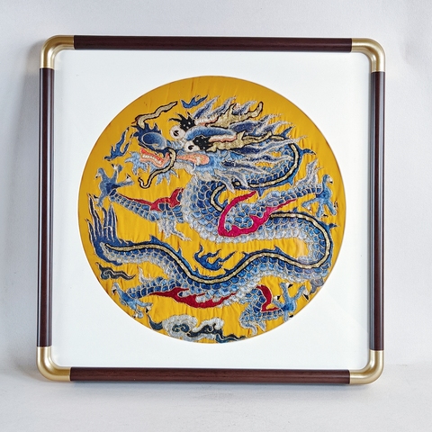 古玩雜項清末民初·黃地三藍(lán)盤金繡龍紋掛屏一對真品鑒賞圖