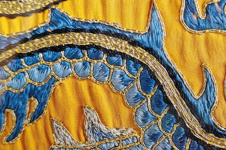 古玩雜項【0起】清晚期?黃地三藍盤金繡龍紋刺繡掛屏拍賣,當前價格440元