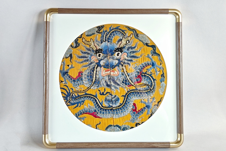 古玩雜項【0起】清晚期?黃地三藍盤金繡龍紋刺繡掛屏拍賣,當前價格440元