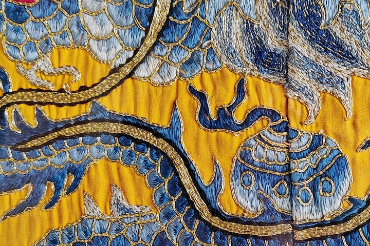 古玩雜項【0起】清晚期?黃地三藍盤金繡龍紋刺繡掛屏拍賣,當前價格440元