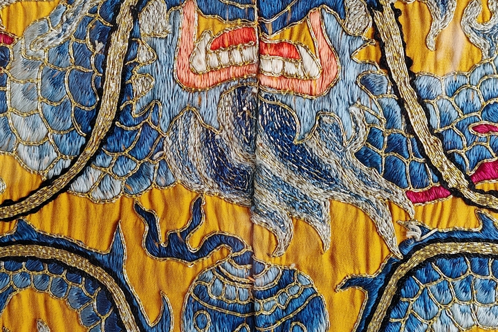 古玩雜項【0起】清晚期?黃地三藍盤金繡龍紋刺繡掛屏拍賣,當前價格440元