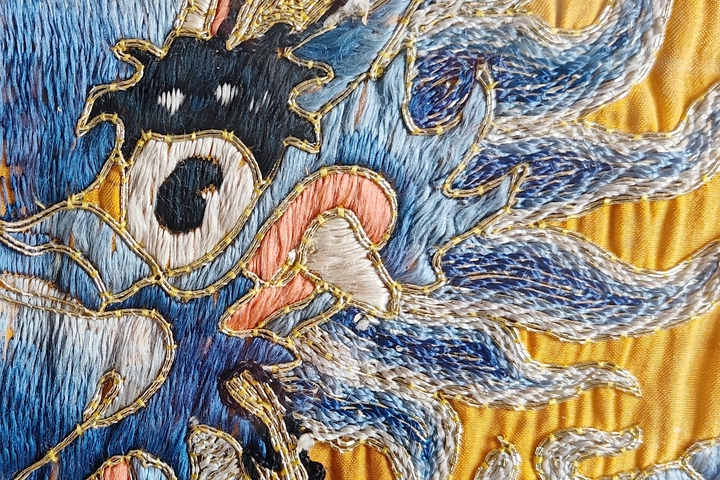 古玩雜項【0起】清晚期?黃地三藍盤金繡龍紋刺繡掛屏拍賣,當前價格440元