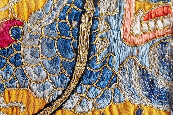 古玩雜項【0起】清晚期?黃地三藍盤金繡龍紋刺繡掛屏拍賣,當前價格440元