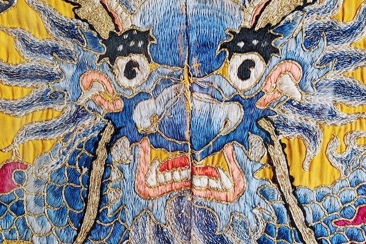 古玩雜項【0起】清晚期?黃地三藍盤金繡龍紋刺繡掛屏拍賣,當前價格440元