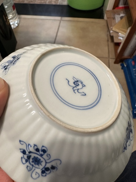 古玩陶瓷魚藻紋青花杯盤真品鑒賞圖