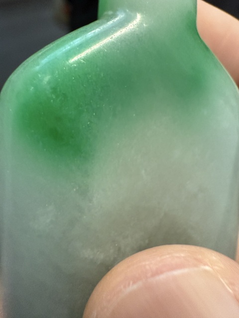 古玩玉器“染色”非天然翡翠“鼻煙壺”真品鑒賞圖