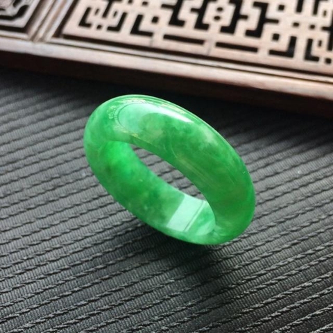 古玩玉器仿天然翡翠戒指真品鑒賞圖