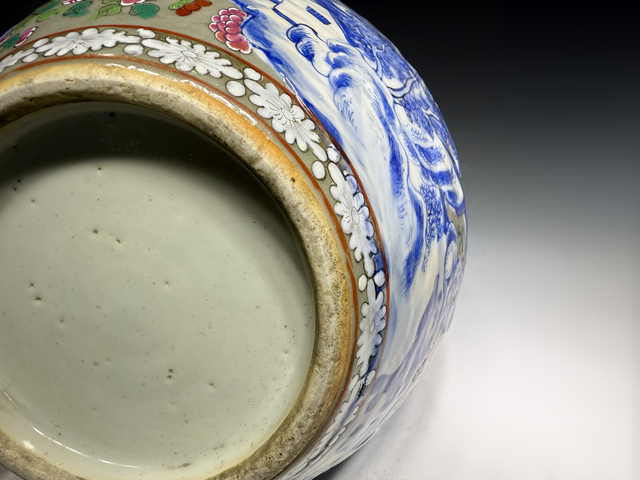 古玩陶瓷清中晚·青花廣彩山水人物花蝶紋天球瓶真品鑒賞圖