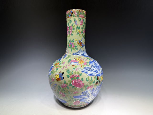 古玩陶瓷清中晚·青花廣彩山水人物花蝶紋天球瓶真品鑒賞圖