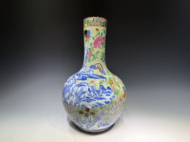 古玩陶瓷清中晚·青花廣彩山水人物花蝶紋天球瓶真品鑒賞圖
