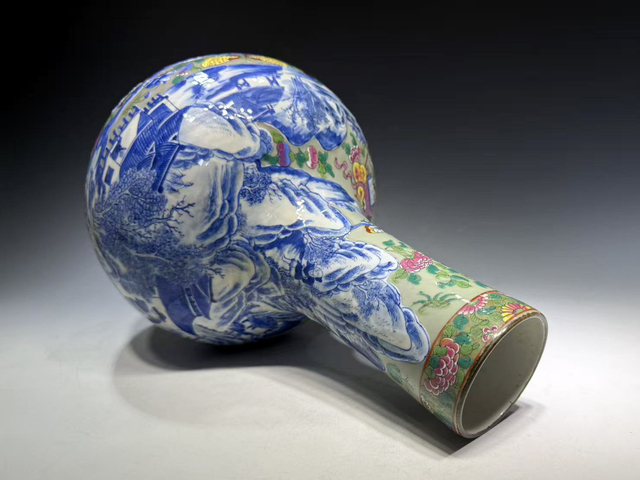 古玩陶瓷清中晚·青花廣彩山水人物花蝶紋天球瓶真品鑒賞圖