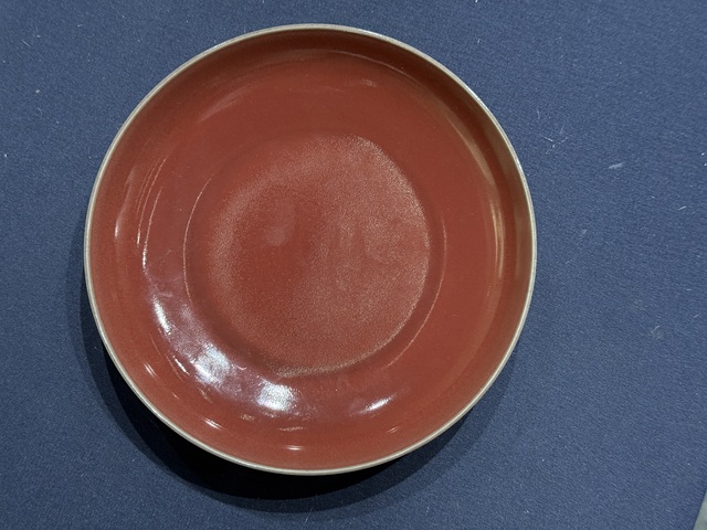 古玩陶瓷霽紅釉盤真品鑒賞圖