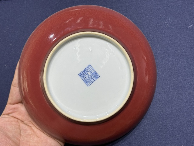 古玩陶瓷霽紅釉盤真品鑒賞圖