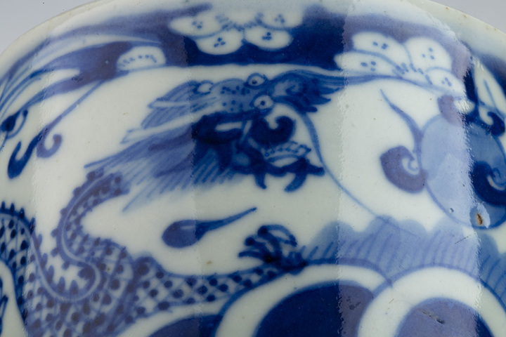 古玩陶瓷清晚·青花雙龍戲珠紋筒式爐
真品鑒賞圖