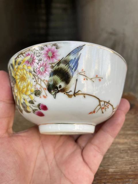 古玩陶瓷粉彩花鳥紋碗真品鑒賞圖