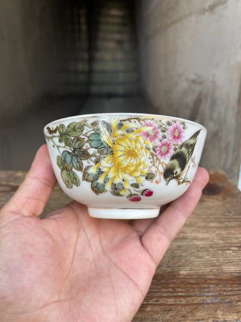 古玩陶瓷粉彩花鳥紋碗真品鑒賞圖