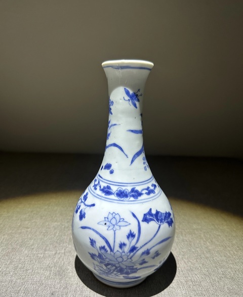 古玩陶瓷青花花卉紋撇口瓶真品鑒賞圖