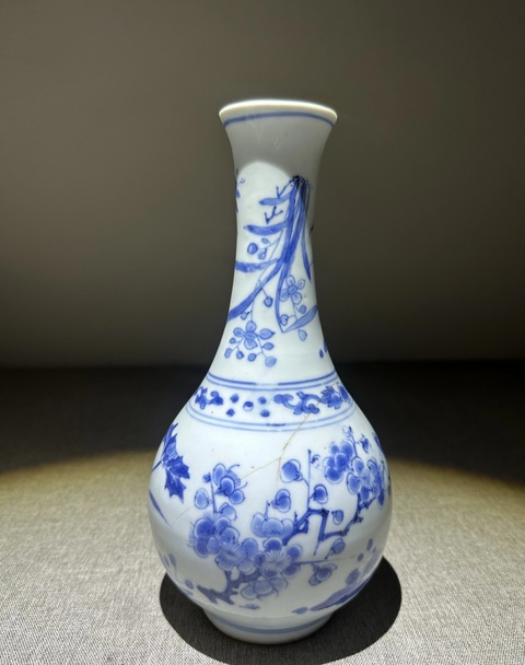 古玩陶瓷青花花卉紋撇口瓶真品鑒賞圖