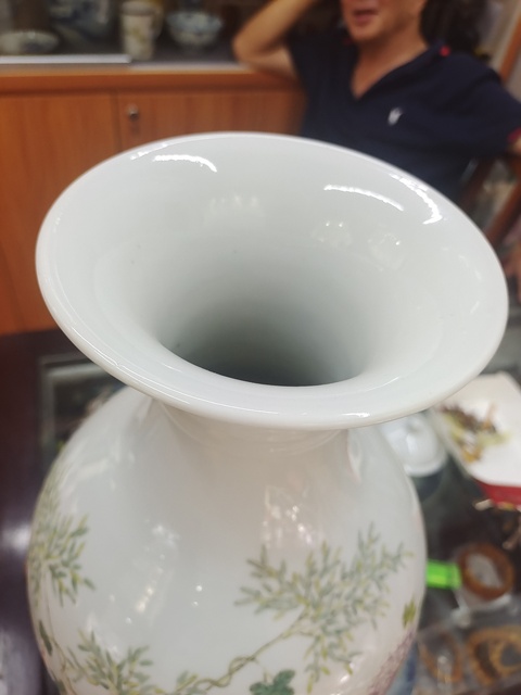 古玩陶瓷粉彩蝶戀花紋觀音瓶真品鑒賞圖