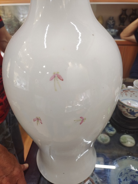 古玩陶瓷粉彩蝶戀花紋觀音瓶真品鑒賞圖