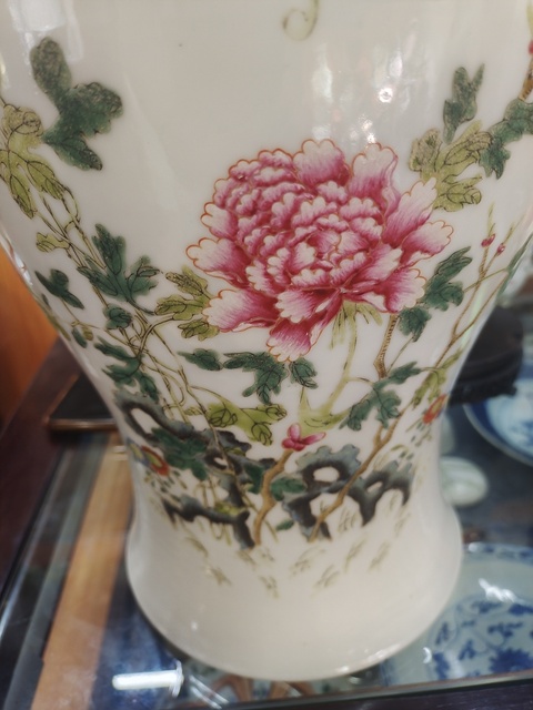 古玩陶瓷粉彩蝶戀花紋觀音瓶真品鑒賞圖