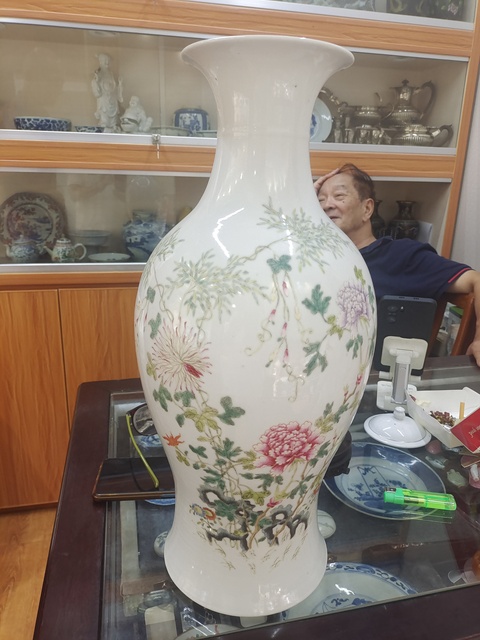 古玩陶瓷粉彩蝶戀花紋觀音瓶真品鑒賞圖