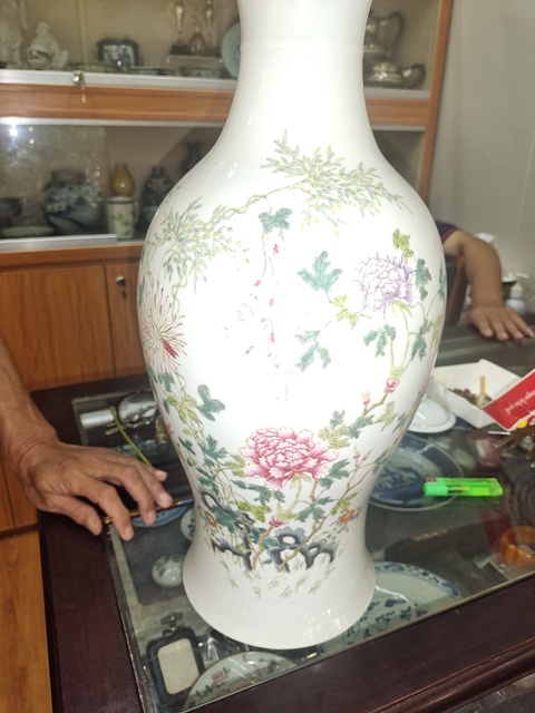 古玩陶瓷粉彩蝶戀花紋觀音瓶真品鑒賞圖