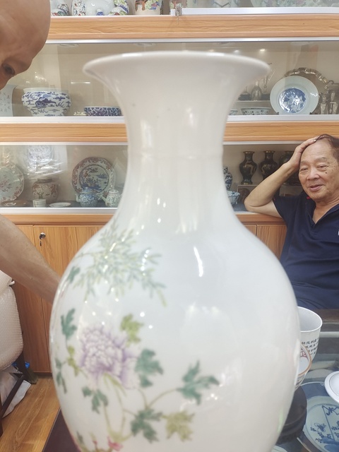 古玩陶瓷粉彩蝶戀花紋觀音瓶真品鑒賞圖