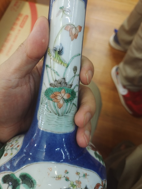 古玩陶瓷灑藍(lán)開光五彩人物故事紋長頸瓶真品鑒賞圖