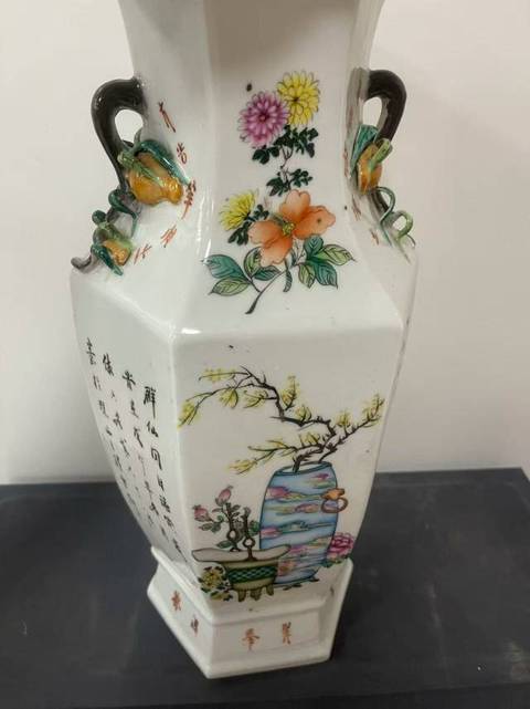 古玩陶瓷六分粉彩人物故事如意耳賞瓶真品鑒賞圖