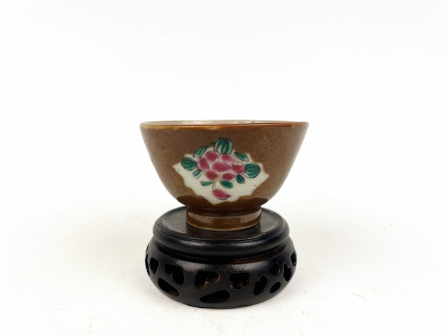 古玩陶瓷清雍正·粉彩桃紋紫金釉杯拍賣，當前價格128元