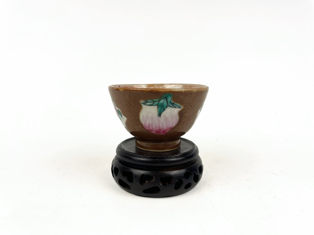 古玩陶瓷清雍正·粉彩桃紋紫金釉杯拍賣，當前價格128元