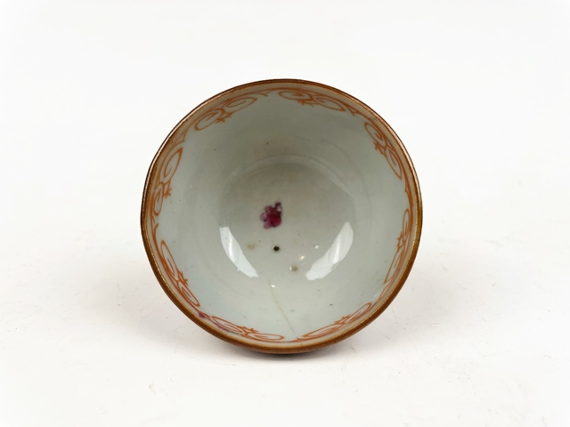 古玩陶瓷清雍正·粉彩桃紋紫金釉杯拍賣，當前價格128元