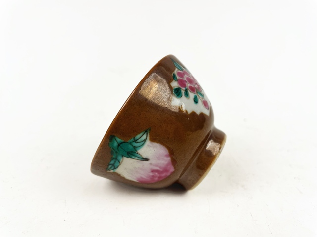 古玩陶瓷清雍正·粉彩桃紋紫金釉杯拍賣，當前價格128元