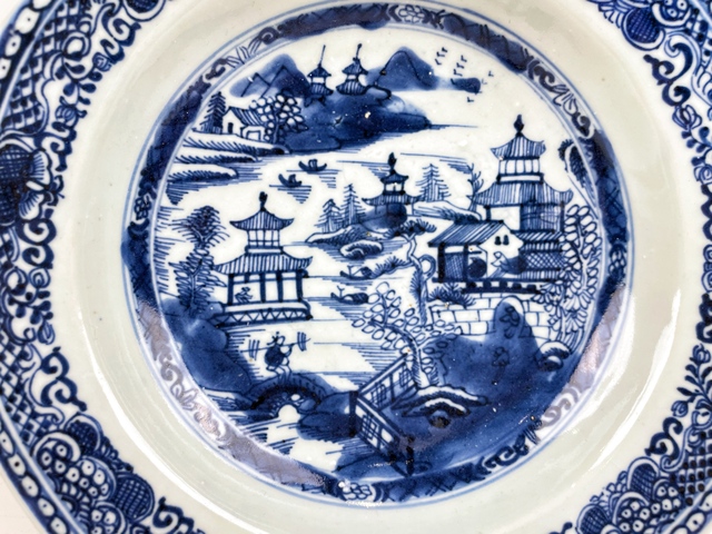 古玩陶瓷清乾隆·青花山水樓閣人物八方盤拍賣,當前價格410元