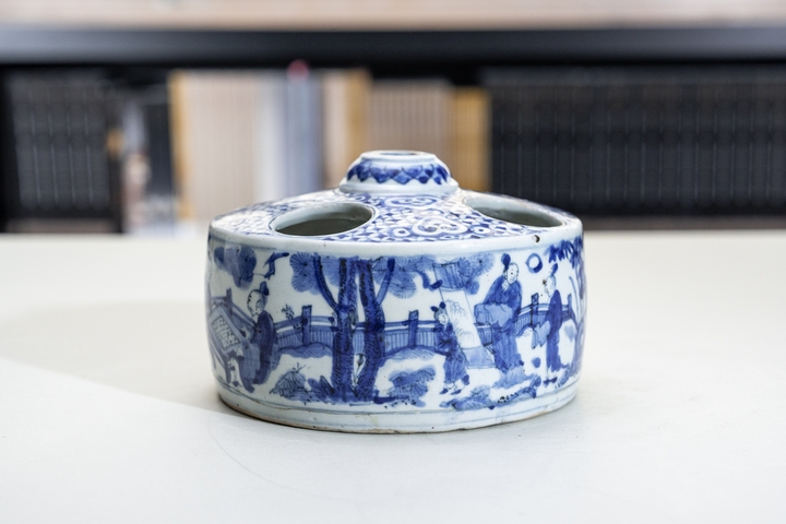 古玩陶瓷青花人物故事紋花插真品鑒賞圖