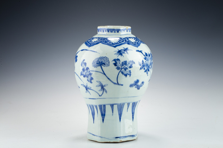 古玩陶瓷明晚期·青花折枝花卉紋八棱罐拍賣，當前價格23352元
